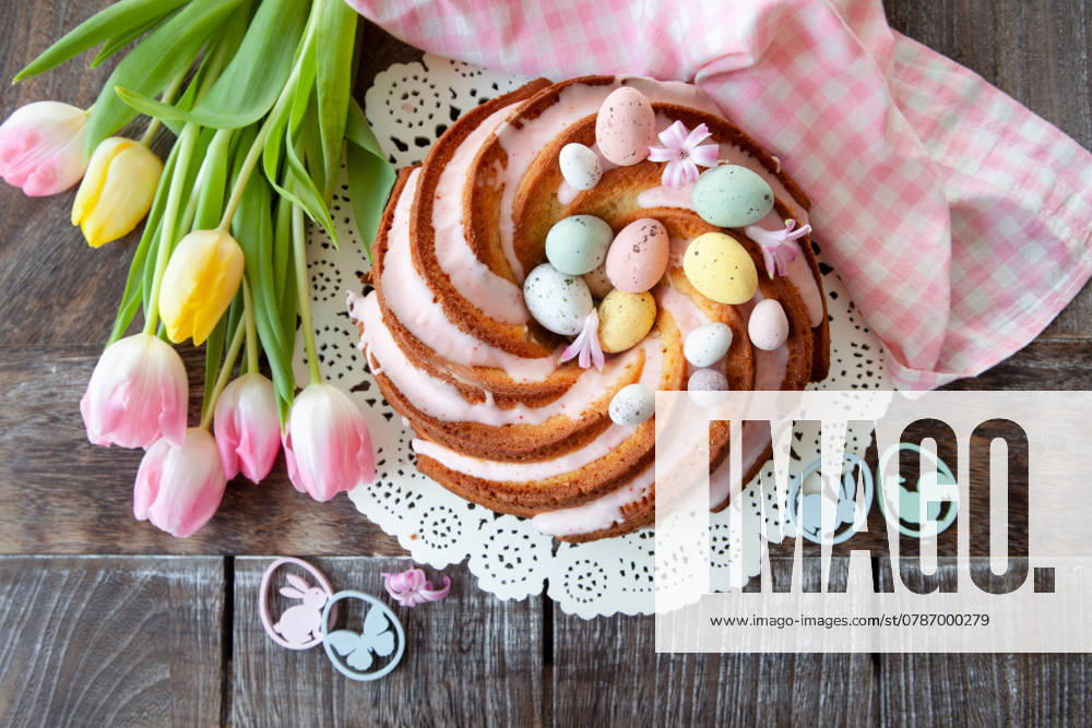 Leckerer Gugelhupf mit Ostereiern und rosa Zuckerguss
