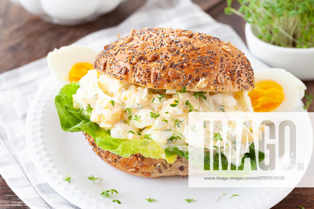 Rustikales Vollkornbroetchen mit Eiersalat und frischem Salat