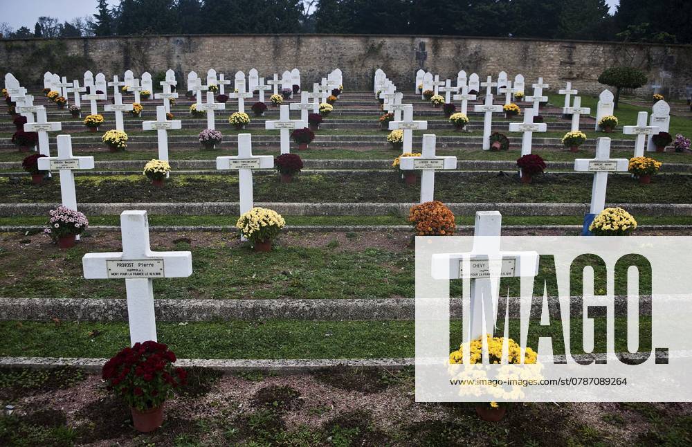 Militärfriedhof zur Zeit des Tages der Toten. Gräber französischer Soldaten, die im Ersten Weltkrieg gefallen sind, Frankreich, Europa Military cemetery at the time of the Day of the dead. Tombs of french soldiers who died during the WWI, France, Europe