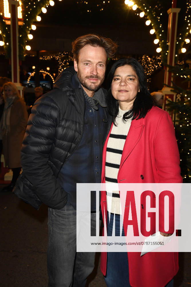 Andreas Pietschmann and Jasmin Tabatabai at the Roncalli Weihnachtscircus premiere at the Tempodrom on 20 12 2024 in Berlin Roncalli Weihnachtscircus premiere in Berlin