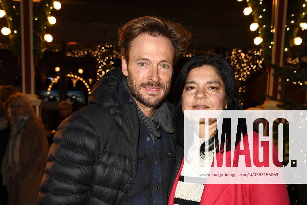 Andreas Pietschmann and Jasmin Tabatabai at the Roncalli Weihnachtscircus premiere at the Tempodrom on 20 12 2024 in Berlin Roncalli Weihnachtscircus premiere in Berlin