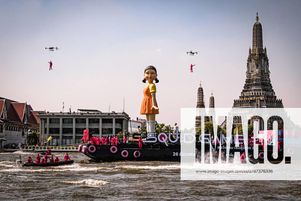December 21,2024,Bangkok,Thailand,The world s largest Young-hee , the iconic doll from NetflixÃ¢â‚¬â ¢s South Korean series Squid Game, is seen on a barge on the Chao Prayer River, in front of Wat Arun temple during the Squid Game season 2 promotional event in Bangkok. Bangkok Thailand - ZUMAw215 20241221_zip_w215_011