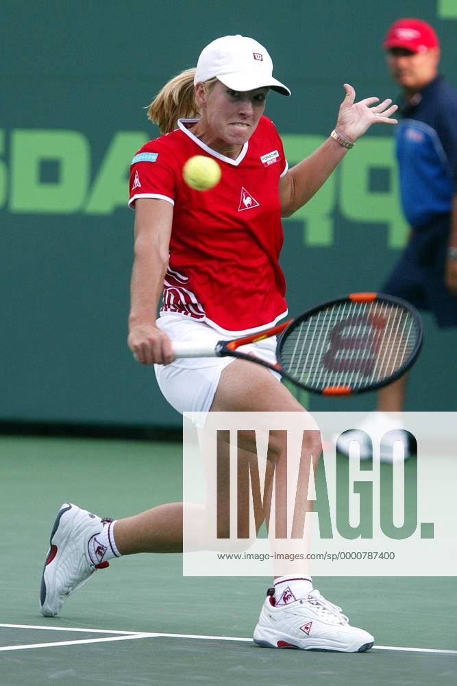Justine Henin-Hardenne (Belgien) - Rückhand Tennis Damen Nasdaq100 Open 2003, WTA-Tour, Hartplatz, Hardcourt, Hartplatztennis, Hartplatzturnier, Vdig, Einzelbild Miami Key Biscayne Dynamik,