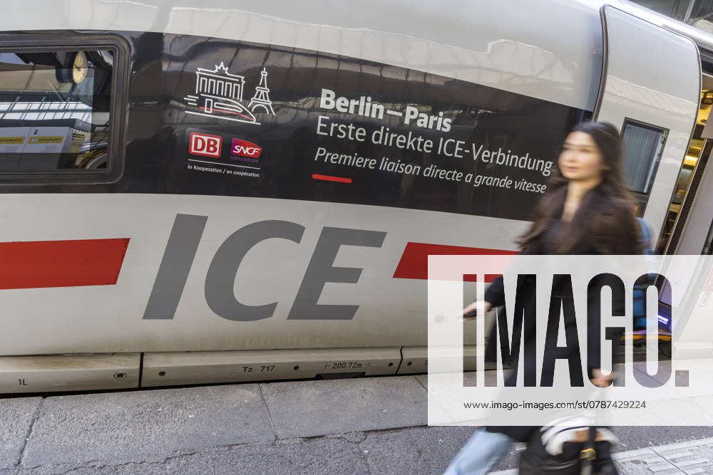 Stuttgart Central Station Platform with InterCityExpress ICE In cooperation with the French railroad company SNCE, Deutsche Bahn offers direct connections between Berlin and Paris 19 12 2024 Stuttgart, Baden Württemberg, Germany, Europe