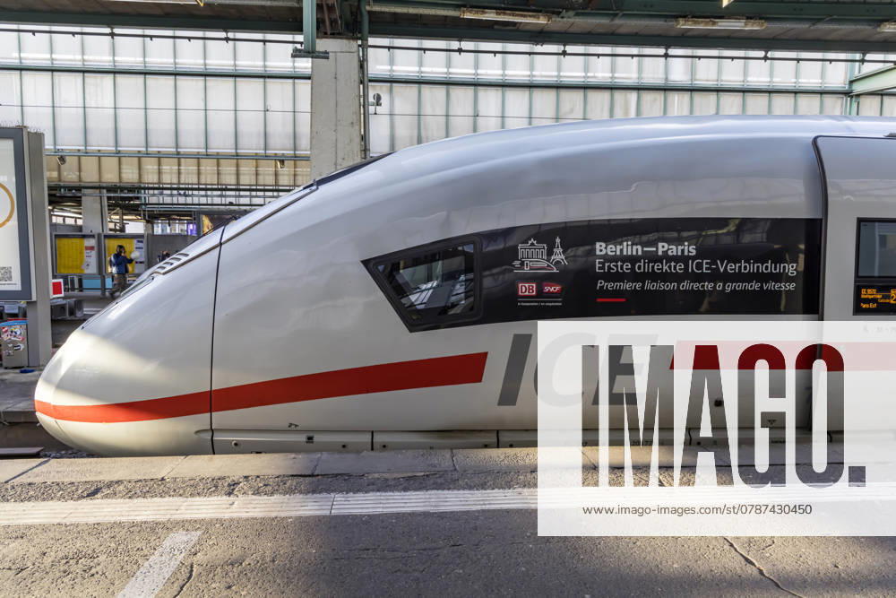 Stuttgart Central Station Platform with InterCityExpress ICE In cooperation with the French railroad company SNCE, Deutsche Bahn offers direct connections between Berlin and Paris 19 12 2024 Stuttgart, Baden Württemberg, Germany, Europe