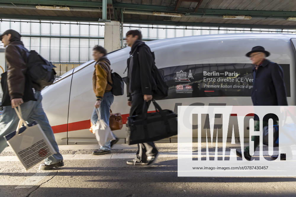 Stuttgart Central Station Platform with InterCityExpress ICE In cooperation with the French railroad company SNCE, Deutsche Bahn offers direct connections between Berlin and Paris 19 12 2024 Stuttgart, Baden Württemberg, Germany, Europe