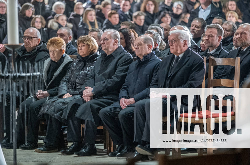 Oekumenischer Gedenkgottesdienst am Samstagabend (21.12.2024) anlaesslich des gestrigen Anschlags auf dem Weihnachtsmarkt im Magdeburger Dom. (Foto v.l.: Brandenburgs Ministerpraesident Dietmar Woidke (SPD); Petra Pau (Die Linke); Gabriele Haseloff; Sachsen-Anhalts Ministerpraesident Reiner Haseloff (CDU); Bundeskanzler Olaf Scholz (SPD); Bundespraesident Frank-Walter Steinmeier) Ein Auto war am Freitagabend in die Menschenmenge auf dem Weihnachtsmarkt gerast. Laut Polizei fuhr der Taeter mindestens 400 Meter ueber den Weihnachtsmarkt . Bislang starben fuenf Menschen bei dem Anschlag, darunter ein Kleinkind. Mehr als 200 wurden verletzt, viele davon schwer. Der mutmassliche Taeter ist ein seit 2006 in Deutschland lebender Arzt aus Saudi-Ar