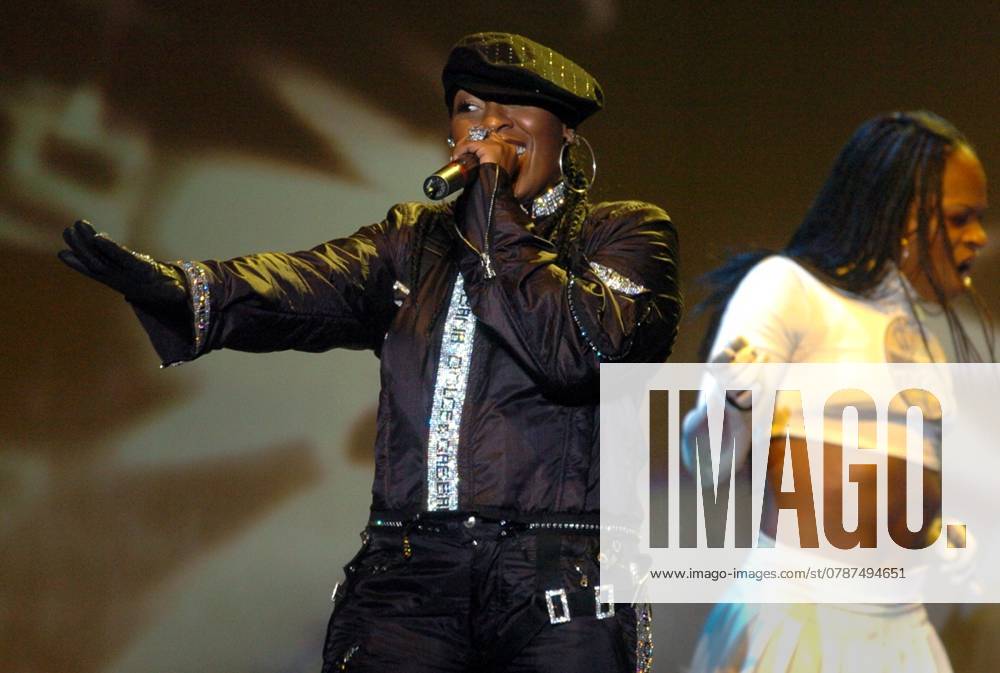 KRT STAND ALONE ENTERTAINMENT PHOTO SLUGGED: LADIESFIRSTTOUR KRT PHOTOGRAPH BY DAN HONDA CONTRA COSTA TIMES (April 19) Missy Elliott performs during the Ladies First Tour at the Oakland Coliseum Arena in Oakland, California, on Sunday, April 18, 2004. Beyonce Knowles and Alicia Keys also performed in what is said to be one of the biggest concert tours of the year. (nk) 2004 OAKLAND CA USA