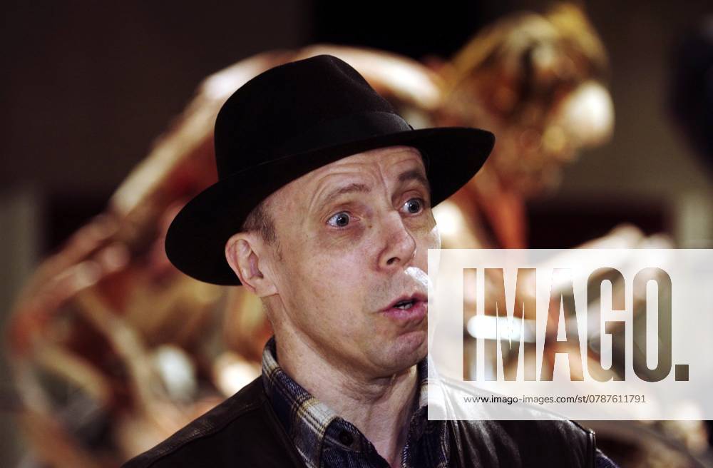 KRT LIFESTYLE STORY SLUGGED: BODYWORLDS KRT PHOTO BY BILL HOGAN CHICAGO TRIBUNE (August 5) Gunther von Hagens, the creator of Body Worlds, answers a reporter s question about the exhibit at Chicago s Museum of Science and Industry. (mvw) 2005 CHICAGO IL USA