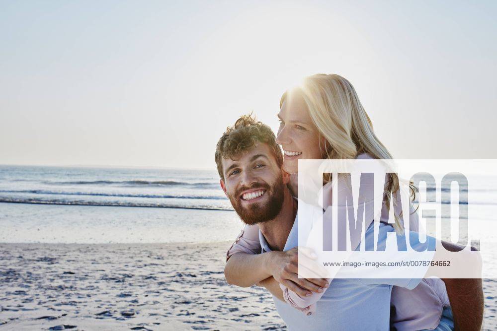 Portrait of happy couple on the beach model released Symbolfoto RORF00808