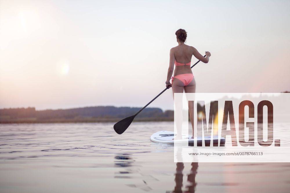 Germany, Bavaria, Chiemsee, woman on SUP Board model released Symbolfoto MMAF00067