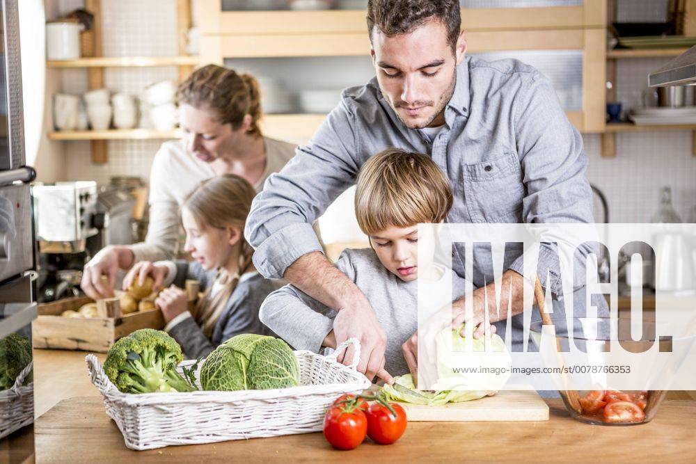 Family preparing salad in kitchen model released Symbolfoto property released WESTF23016