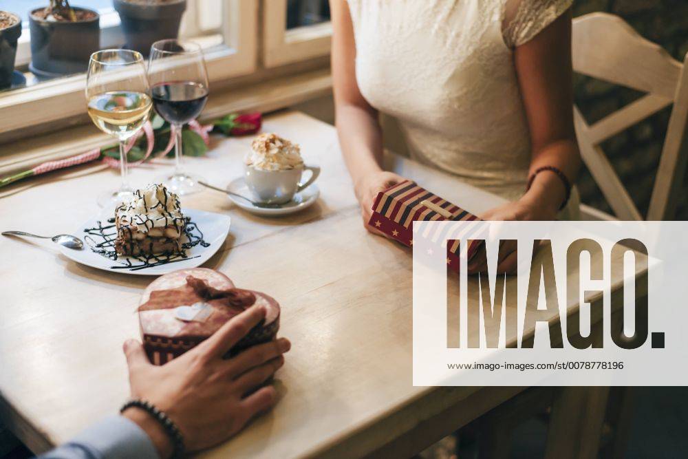 Couple with Valentine s gifts, partial view model released Symbolfoto property released MOMF00110
