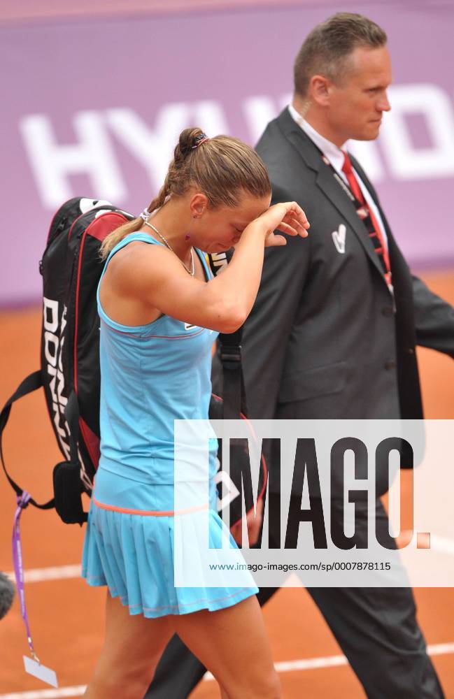 Yanina Wickmayer of Belgium leaves the pitch after suffering an injury during the women s singles quarter-final match at WTA Tennis Damen Brussels Open tennis tournament in Brussels ---