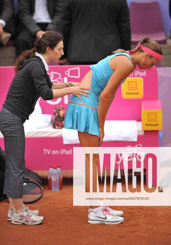 Yanina Wickmayer of Belgium receives medical care after suffering an injury during the women s singles quarter-final match at WTA Tennis Damen Brussels Open tennis tournament in Brussels --- o0 Behandlung behandeln