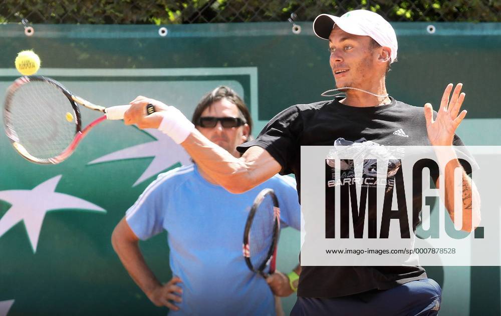 TENNIS - ATP, French Open 2011, Vorschau PARIS,FRANKREICH,19.MAI.11 - TENNIS - ATP Tennis Herren World Tour, Grand Slam, Roland Garros, French Open, Vorberichte, Training. Bild zeigt Trainer Karel van Wyk (hinten) und Andreas Haider-Maurer (AUT).