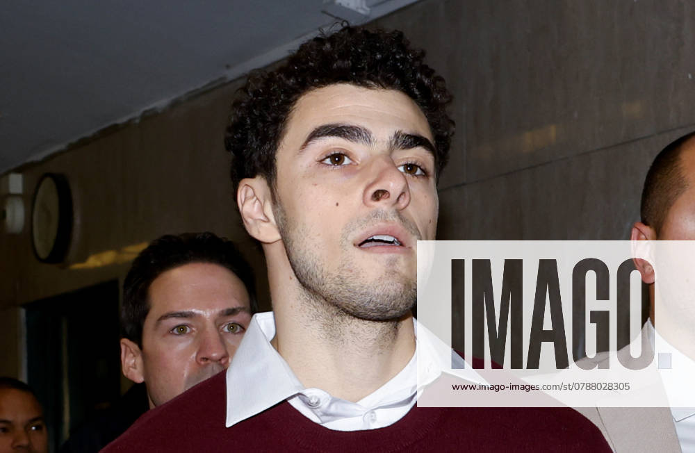 Luigi Mangione arrives at Manhattan Supreme Court for an arraignment on state murder charges for killing UnitedHealthcare CEO Brian Thompson in New York City, on Monday, December 23, 2024. Thompson was shot and killed in midtown Manhattan earlier in the month in an apparent targeted attack as he was about to attend the company s annual investor conference. NYP20241223111 JOHNxANGELILLO