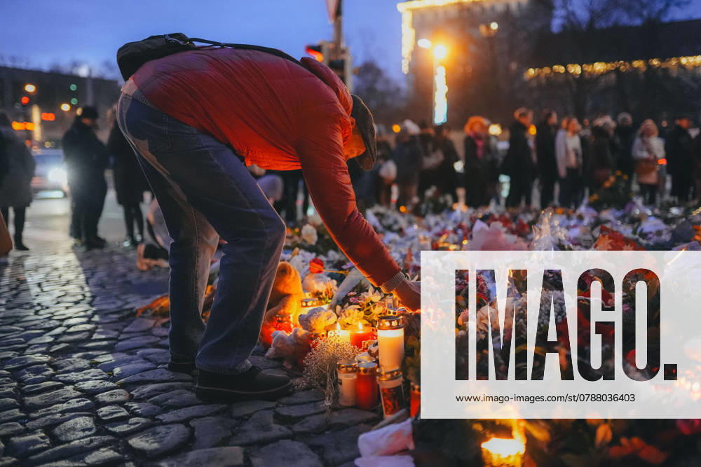 Magdeburg Attack on the Magdeburg Christmas market, Saxony-Anhalt, 20 12 2024 Even days after the attack, the sympathy is great and the sea of flowers continues to grow, more and more candles are lit, a man lights a candle, Attack on the Magdeburg Christmas market, Saxony-Anhalt, 20 12 2024,