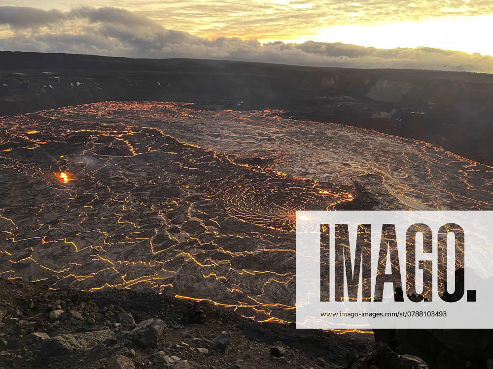 Hawaii, Vulkan Kilauea ausgebrochen December 23, 2024, Kilauea, Hi, United States of America: A lake of active lava glows in the summit caldera of Kilauea volcano as the sun rises at Hawaii Volcanoes National Park, December 23, 2024 near Hilo, Hawaii. A fresh eruption began at 2:20 am local time at Halemaumau Crater shooting lave 262 feet into the air. Kilauea United States of America - ZUMAp138 20241223_zaa_p138_003