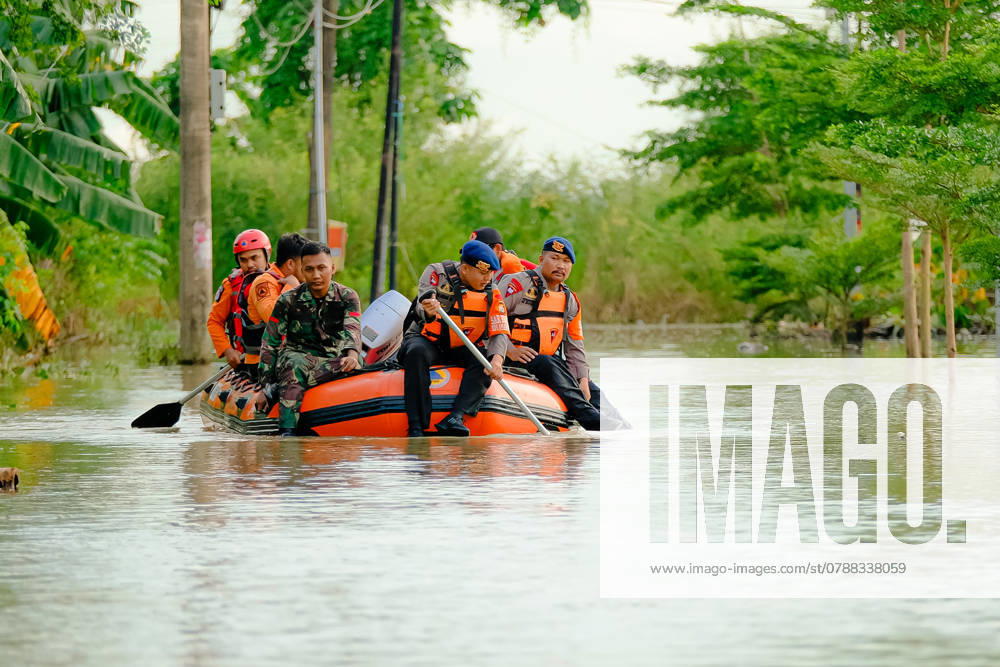 A number of teams from the Regional Disaster Management Agency (BPD) and South Sulawesi Regional Police Mobile Brigade used rubber boats to explore the posts and houses of residents who were submerged due to floods that surrounded their settlements in Manggala District, Makassar City, Monday (23 12 2025). This flood caused 2,698 people to flee to 38 evacuation points spread across 11 sub-districts and 4 sub-districts in Makassar City. Makassar Indonesia - ZUMAs266 20241224_znp_s266_001