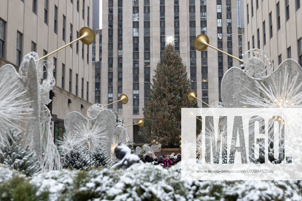 Public takes advantage of visiting the Christmas tree at Rockefeller Center in the Snowful Christmas Vespera in New York City. on December 24, 2024. New York USA - ZUMAc233 20241224_zsp_c233_034