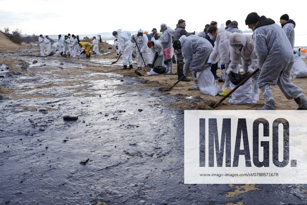 RUSSIA, ANAPA - DECEMBER 25, 2024: Volunteers remove oil-soaked beach sand near the Black Sea resort town of Anapa following the December 15 crash of the Volgoneft 212 and Volgoneft 239 oil tankers filled with 9,200t of mazut fuel oil in the Kerch Strait. Dmitry Feoktistov TASS 77036020
