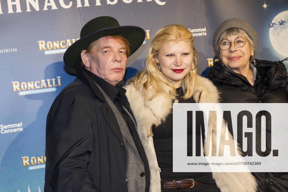 Roncalli Weihnachtscircus, show and celebrities at the Tempodrom, Berlin, 20 12 2024 Ben Becker, Lilith Maria Dörthe Becker and Monika Hansen at the premiere of the 20 Original Roncalli Weihnachtscircus at the Berlin Tempodrom on 20 12 2024 Berlin Tempodrom