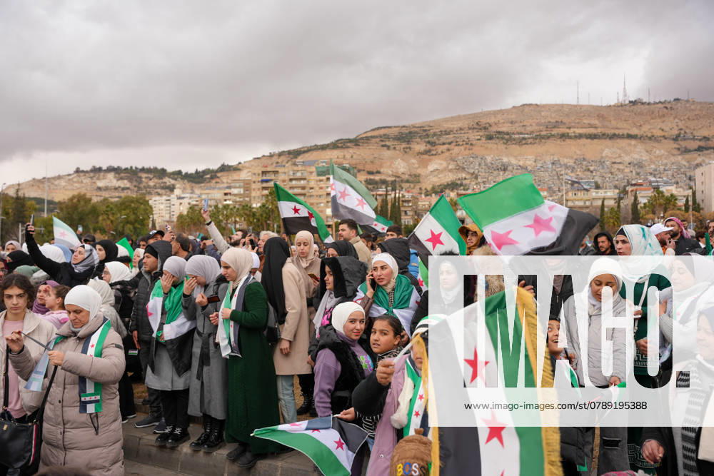 Syrians Celebrate The Overthrow Of The Assad Regime In Umayyad Square, Damascus On December 27, 2024, Syrians Gathered In Umayyad Square In The Heart Of Damascus To Celebrate The Victory Over Bashar Al-Assad s Regime. Participants Waved The Syrian Revolution Flags And Held Up Photos Of Martyrs And Detainees, Honoring Their Sacrifices. The Celebrations Included Military Parades Performed By The Revolutionaries Who Played A Pivotal Role In Toppling The Regime, Amid An Atmosphere Of Joy And Cheers That Filled The Square And Surrounding Areas. Damascus Syria