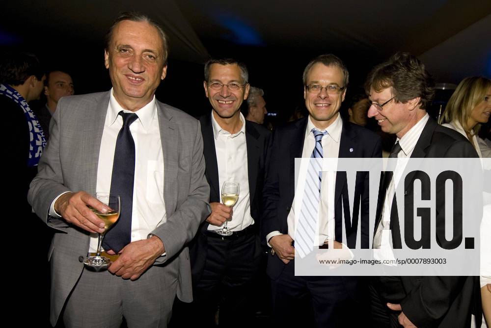 Pokalfeier des FC Schalke 04 im Clubrestaurant Spindler & Klatt in Berlin; Alfred DRAXLER (li., stv. Chefredakteur BILD-Zeitung GER), Herbert HAINER (CEO Adidas GER), Peter PETERS (FC Schalke 04, Vorstand Finanzen Verwaltung), Walter M. STRATEN (Sportchef BILD Zeitung Berlin), halbe Figur, Halbfigur, Querformat, Bankett des FC Schalke 04 nach dem Pokalsieg 2010 2011 o0 Funktionär Journalist Bildzeitung Redakteur people Wirtschaft
