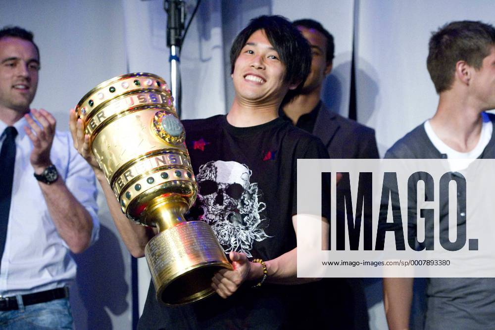 Pokalfeier des FC Schalke 04 im Clubrestaurant Spindler & Klatt in Berlin: Atsuto UCHIDA (FC Schalke 04) jubelt mit Pokal, in ziviler Kleidung, Jubel, jubeln, Freude, cheers, halbe Figur, Halbfigur, Bankett des FC Schalke 04 nach dem DFB Pokalsieg 2010 2011 o0 Jubel, Freude Sieg, Sieger Pokal, Trophäe Objekte