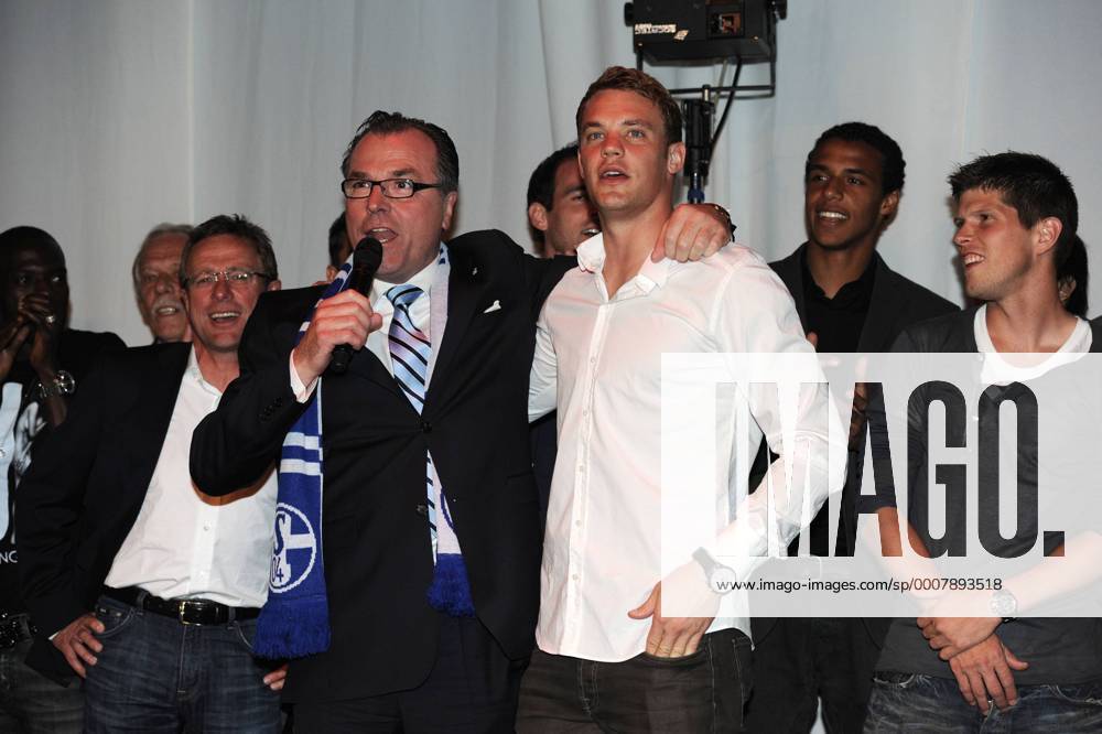 Fussball, Saison 2010 2011 - DFB Pokal Sieger - FC SCHALKE 04 Finalparty im Clubrestaurant Spindler & Klatt in Berlin - Aufsichtsratsvorsitzender Clemens Tönnies (Schalke 04), li., stimmte mit Torhüter Manuel Neuer das Königsblaue Schalker Lied an, links Trainer Ralf Rangnick (Schalke 04), rechts Klaas-Jan Huntelaar (Schalke 04), 2.R Joel Matip (Schalke)