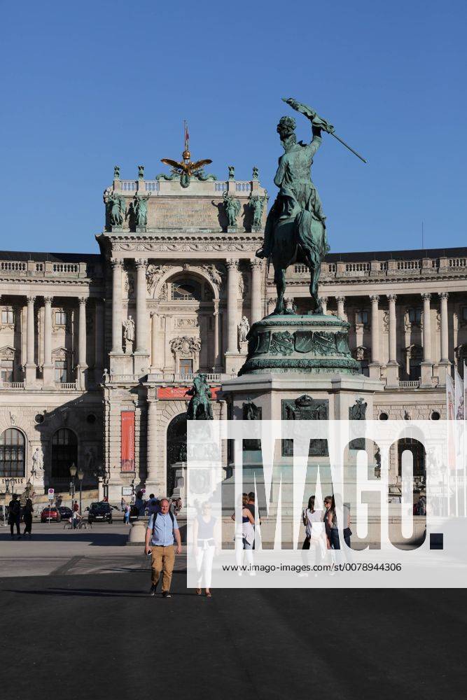 Stadt Wien - Heldenplatz Wien, Heldenplatz, 08. 06. 2017 Denkmal Erzherzog Karl am Heldenplatz - Hofburg