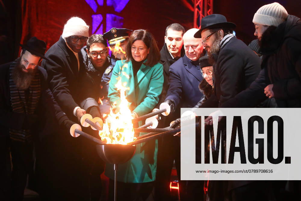 Lighting of the fifth light on the Hanukkah candelabra on the occasion of the Jewish Hanukkah holidays Berlin, 29 12 2024 Joe Chailo, Kai Wegner, Katharina Günther Wünsch and Margot Friedländer at the lighting of the fifth light on the Hanukkah candelabra on the occasion of the Jewish Hanukkah holidays at the Brandenburg Gate in Berlin Berlin Germany
