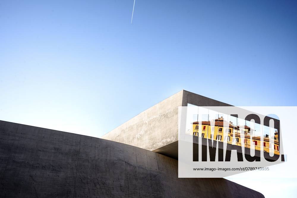 Gespiegeltes Gebäude im Fenster des Maxxi-Museums bei klarem Himmel, Rom Reflected building in the window of the Maxxi Museum under a clear sky, Rome
