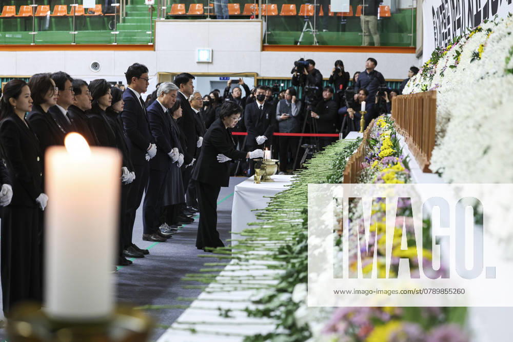 Plane fire in Maun, South Korea Bereaved family members pay tribute at a joint memorial altar for the victims of the Jeju Air aircraft at Muan sports center in Muan, South Korea, 30 December 2024. According to the South Korea National Fire Agency (NFA), a plane carrying 181 people, Jeju Air Flight 7C2216, crashed after skidding off the runway on 29 December, leaving 179 people dead. Maun Korea, Republic Of