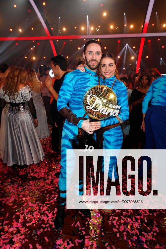 Die Gewinner Gil Ofarim und Ekaterina Leonova mit ihrem Pokal beim Finale der Let s Dance (RTL) Show am 9.06.2017 in Koeln Lets Dance RTL- Finale 12. Show der 10. Staffel am 9.06.2017 in Koeln
