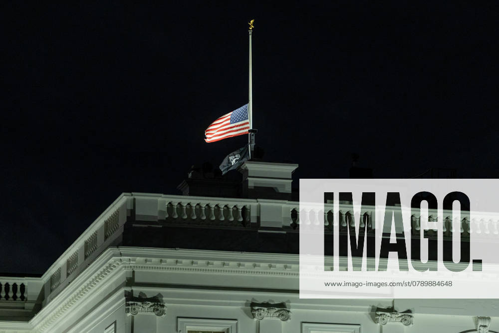 Bilder des Jahres 2024, News 12 Dezember (241230) -- WASHINGTON, Dec. 30, 2024 -- The U.S. flag flies at half-staff at the White House in Washington D.C., the United States, Dec. 29, 2024. Jimmy Carter, who served as the 39th president of the United States from 1977 to 1981, died on Sunday at the age of 100, the Carter Center confirmed. ) U.S-WASHINGTON D.C.-JIMMY CARTER-MOURNING HuxYousong