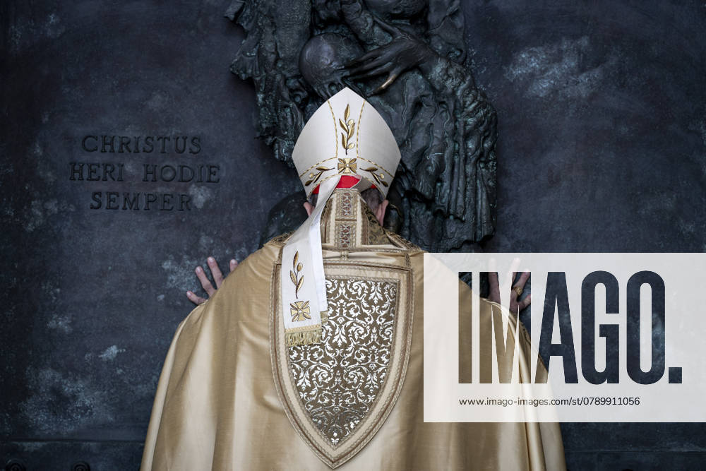 Bilder des Jahres 2024, News 12 Dezember Italy, Rome, December 29, 2024 - The Cardinal of Rome Bartolomeo Reina opens the Holy Door of the Basilica of St. John Lateran Italy, Rome, December 29, 2024 : The Cardinal of Rome Bartolomeo Reina opens the Holy Door of the Basilica of St. John Lateran ( Basilica di San Giovanni), Credit:Stefano Carofei Avalon Italy, Rome, Vatican City State, Holy See