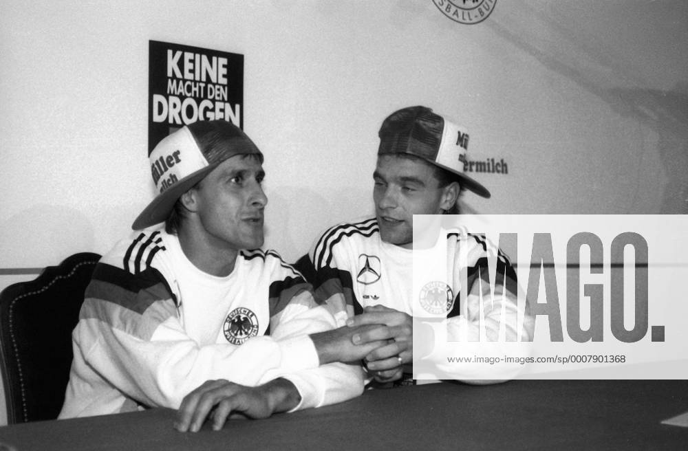 Pierre Littbarski (li.) und Thomas Häßler (beide Deutschland) ahmen am Rande der WM 1990 die Fernsehsendung Dingsda nach - DEUTSCHSPRACHIGE SPORTZEITSCHRIFTEN UND -ZEITUNGEN NUR NACH RÜCKSPRACHE Fußball WM Herren WM 1990, BR Deutschland, BRD, DFB, Aufnahmedatum geschätzt Gruppe