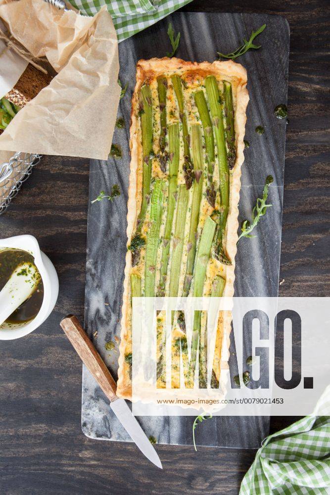 Hausgemachte Quiche mit frischem grünem Spargel 1079704205
