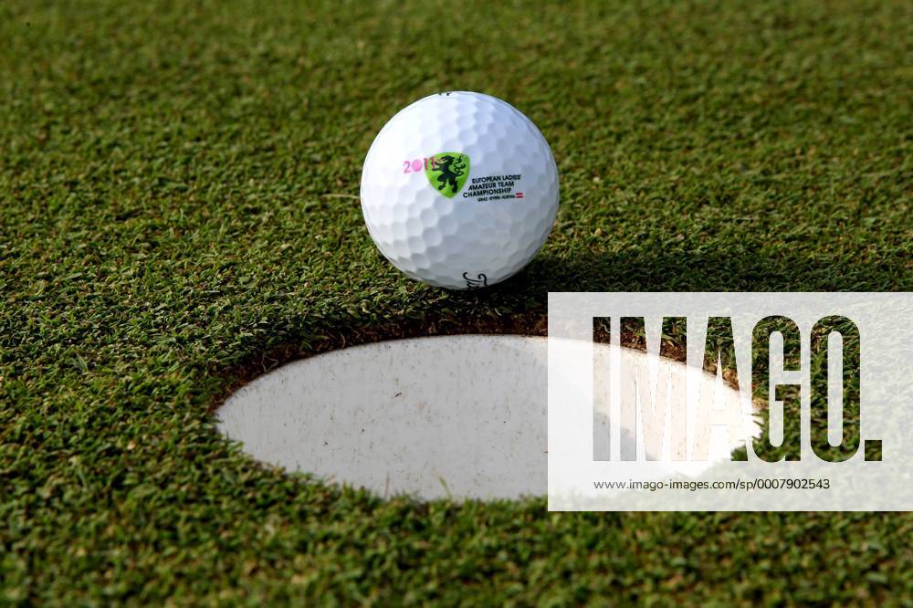 GOLF - Alps Tour, Austria Pro Tour, Gösser Open 2011 MARIA LANKOWITZ,AUSTRIA,22.MAI.11 - DIVERS, GOLF - Alps Tour, Austria Pro Tour, Gösser Open 2011 im GC Erzherzog Johann. Bild zeigt ein Feature mit einem Ball. o0 Put Green Detail Equipment Objekte