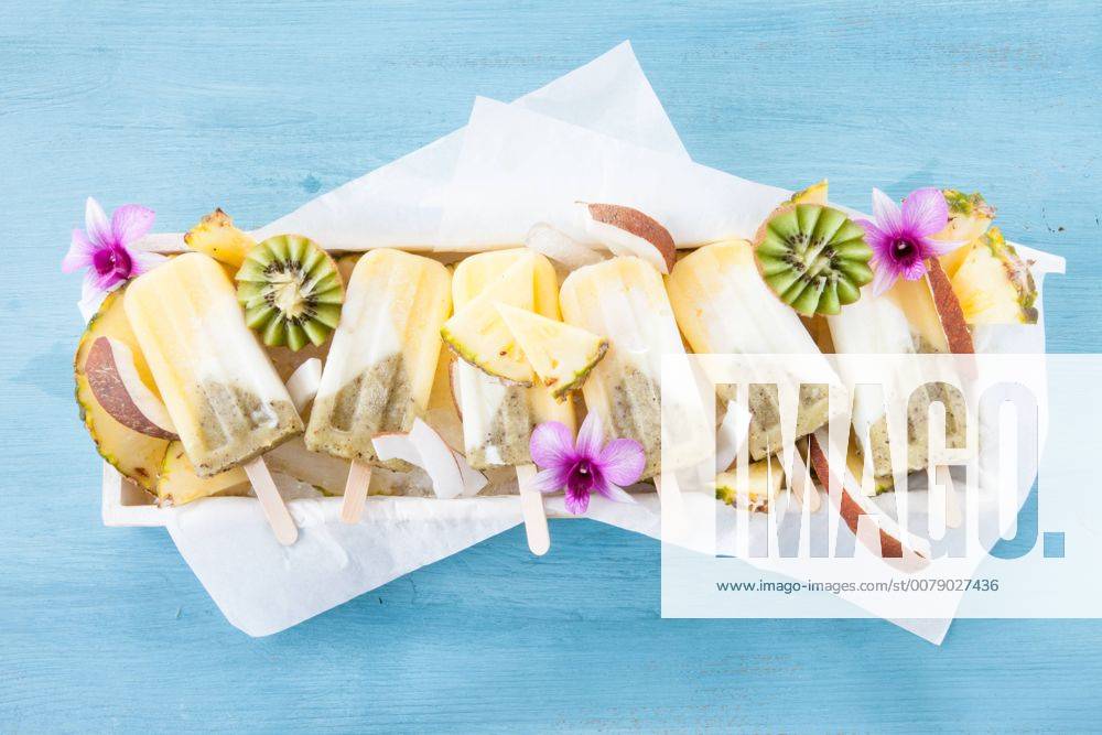 Hausgemachte Eis am Stiel mit Ananas, Kokos und Kiwi 1079704066