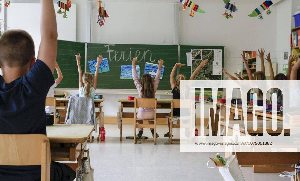 AUT, 2017-06-14, THEMENBILD BILDUNG SCHULE - FEATURES ZUM SCHULSCHLUSS UND FERIEN, rights managed: JUBELENDE KINDER ZU SCHULSCHLUSS ;