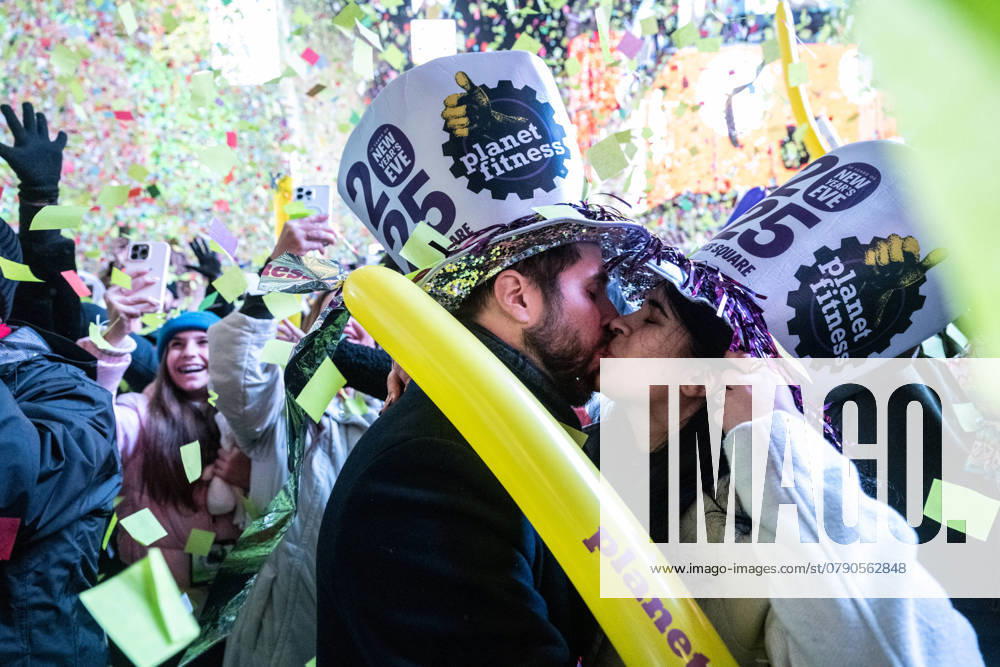 A couple kisses to celebrate the beginning of the New Year in Times Square. Thousands of revelers rang in the 2025 year. A thunderstorm hit Times Square, drenching the thousands of people but didn t dampen the spirits. New York USA - ZUMAk154 20250101_znp_k154_001