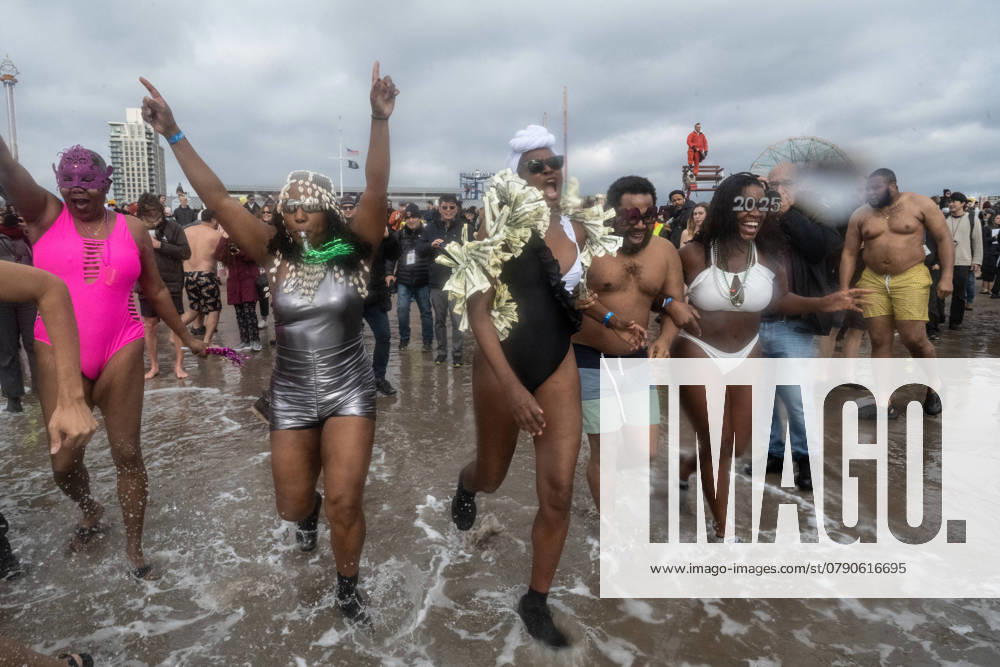 People celebrate the new year by running into the Atlantic Ocean in the Coney Island neighborhood of Brooklyn in New York City, New York, U.S. January 1, 2025. New York UNITED STATES - ZUMAk154 20250101_znp_k154_026