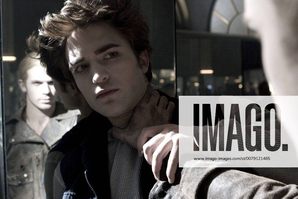 James (CAM GIGANDET) & Edward (ROBERT PATTINSON). Edward is concerned about the venom on Bella?s hand. 30441_002