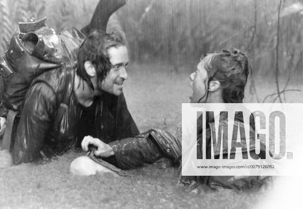 Michael Douglas and Kathleen Turner Romancing the Stone 1984 30693_005