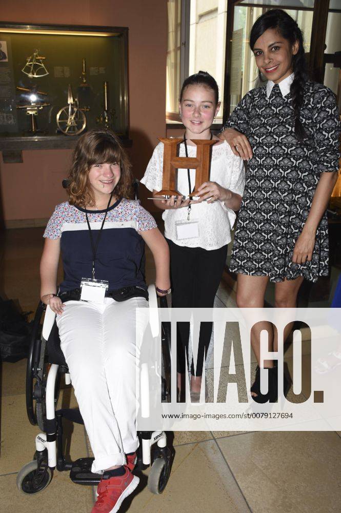 Collien Ulmen-Fernandes mit den Zweitplatzierten Felicitas und Emma beim Photocall anlässlich der Verleihung des History-Award 2017 zum Thema Gleichberechtigung - Wie gleich ist gleich? im Deutschen Museum. München, 20.06.2017 Foto:xP.xSchönbergerx xFuturexImage