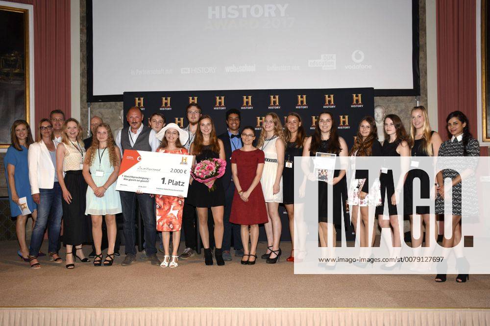 Nina Eichinger und Collien Ulmen-Fernandes mit den Erstplatzierten der Gesamtschule Krefeld eim Photocall anlässlich der Verleihung des History-Award 2017 zum Thema Gleichberechtigung - Wie gleich ist gleich? im Deutschen Museum. München, 20.06.2017 Foto:xP.xSchönbergerx xFuturexImage