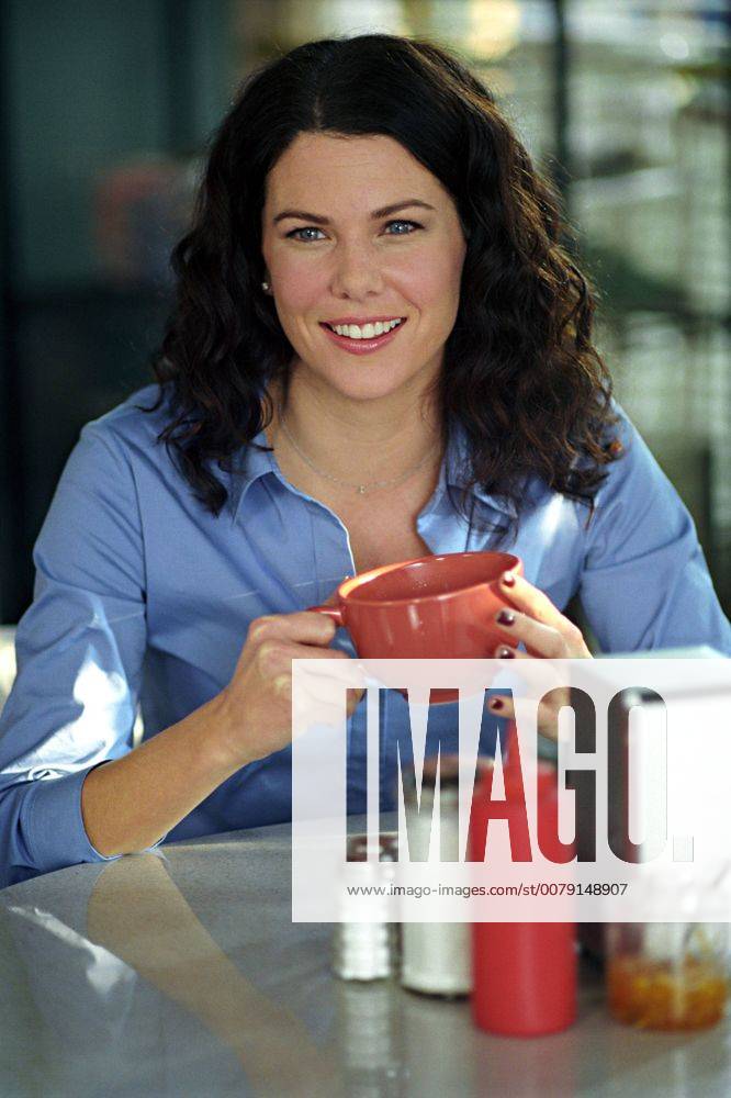 Studio Publicity Still from Gilmore Girls Episode name: It Should ve Been Lorelai Lauren Graham 2002 Photo credit: Ron Batzdorff Los Angeles CA